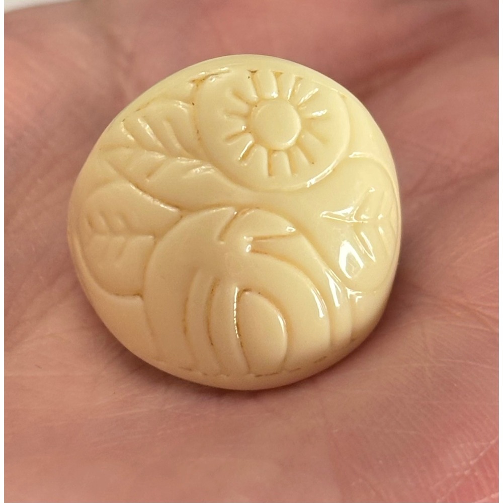 Vintage 1970s Resin Floral Carved Statement Ring Cream Size 6